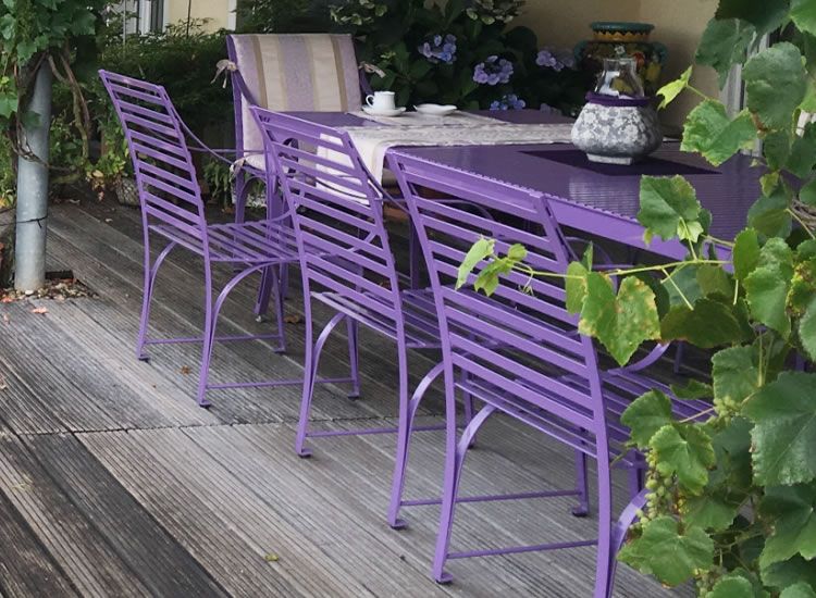 Nizza Gartenstuhl in interessantem Lavendelfarbton auf der Terrasse zum Gartentisch