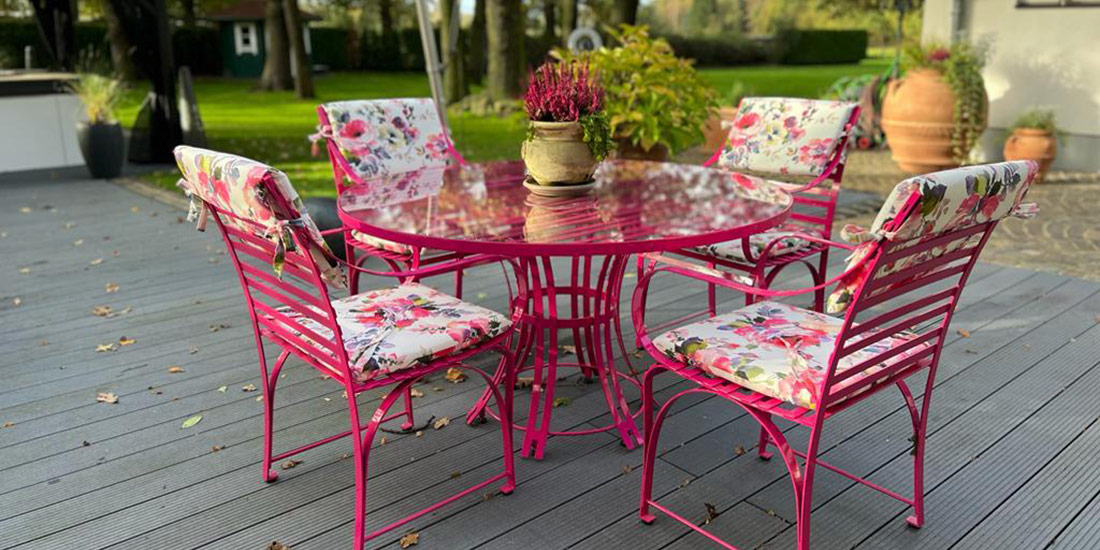 Homestory mit pinken Edelstahl-Gartenmöbeln